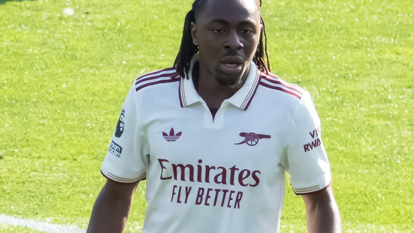 Eberechi Eze in a white Arsenal away shirt on the pitch