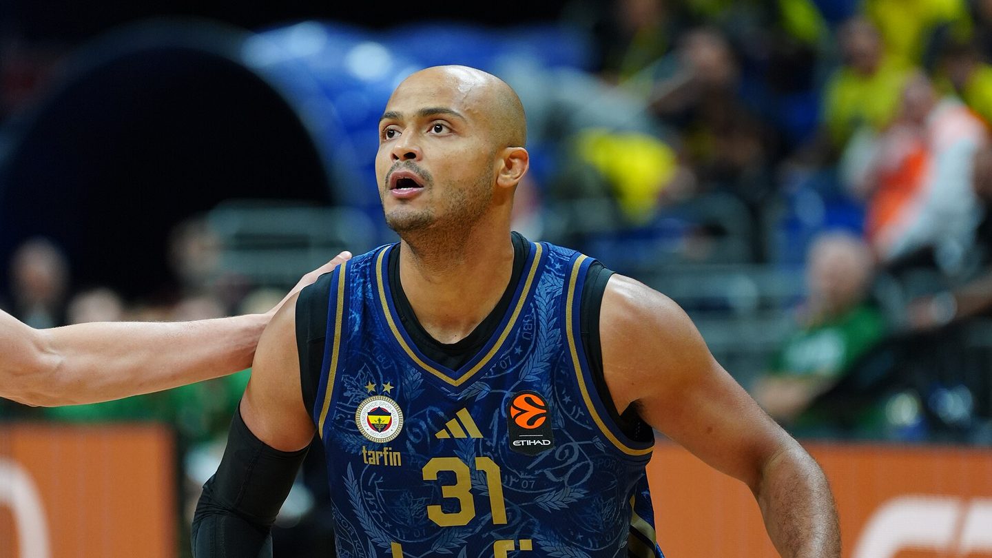 Shavon Shields in a navy Fenerbahçe jersey with the number 31 during a EuroLeague game