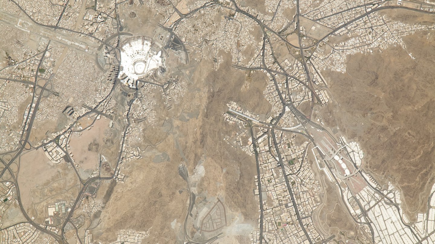 Astronaut photograph of Mecca from above, showing the Masjid al-Haram complex, roads and surrounding hills