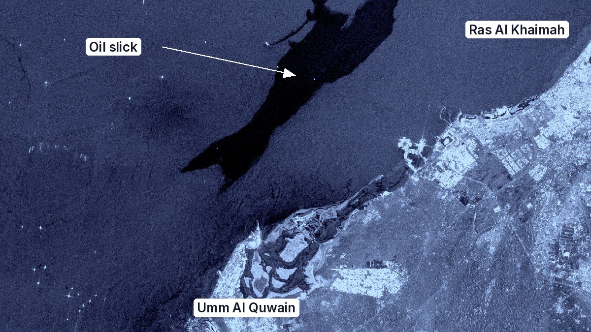 Labelled satellite radar image showing a long dark oil slick in the Gulf off the coast between Umm Al Quwain and Ras Al Khaimah, 21 October 2026
