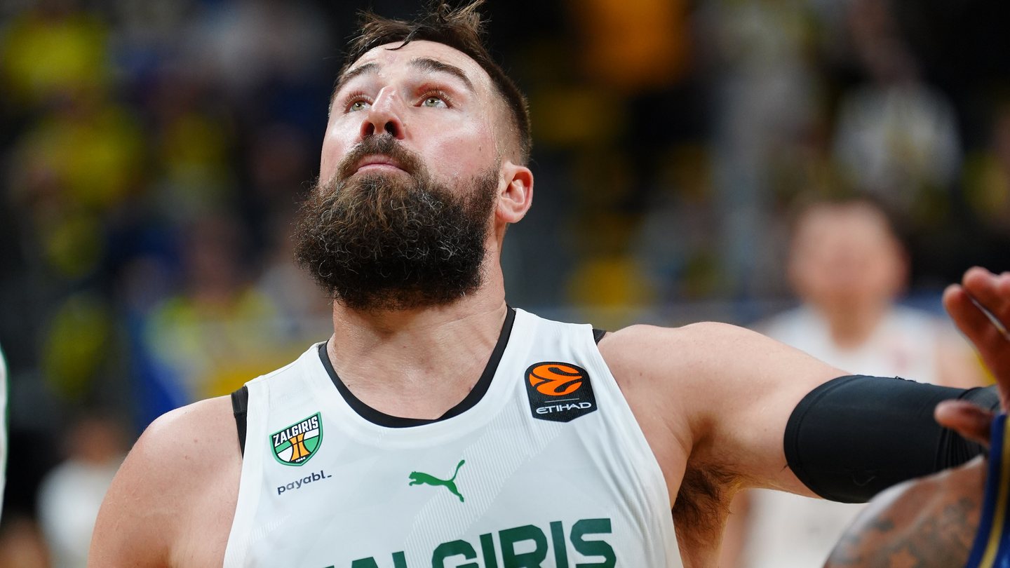 Žalgiris centre Jonas Valančiūnas in a white and green Žalgiris kit during a EuroLeague game